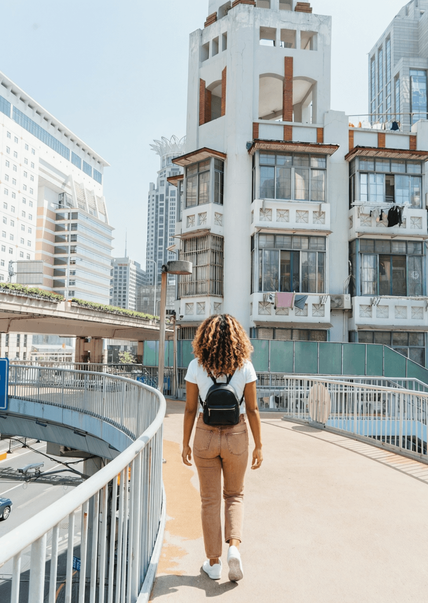 Viajero solitario caminando por una ciudad